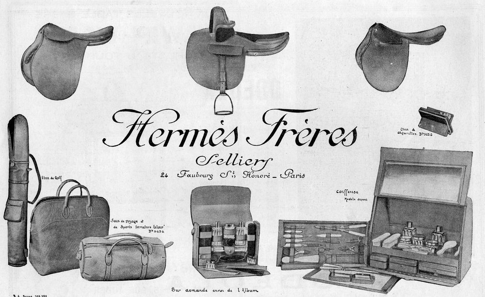 1923 年的爱马仕产品页。招牌上还写着 Selliers（马具匠）和 24 Faubourg St-Honoré，货品已经从马鞍排到了高尔夫球袋、旅行包和梳妆箱——包上那行小字是「拉链开合」